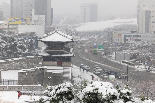 대설주의보가 발효된 30일 오후 서울 종로구 홍인지문공원에서 바라본 모습 사진연합뉴스