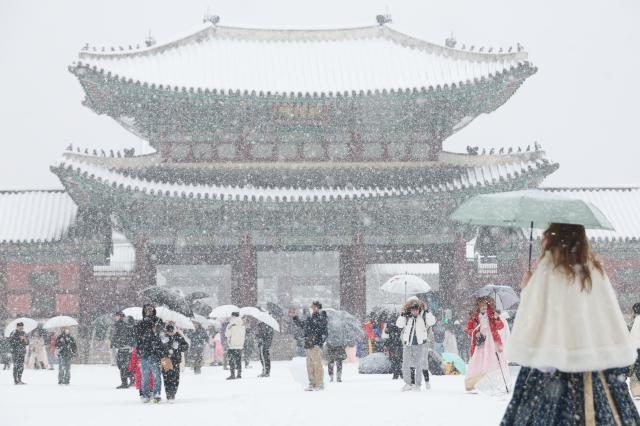 서울 전역에 대설주의보가 발효된 30일 오후 관광객들이 서울 종로구 경복궁을 관람하고 있다 사진연합뉴스