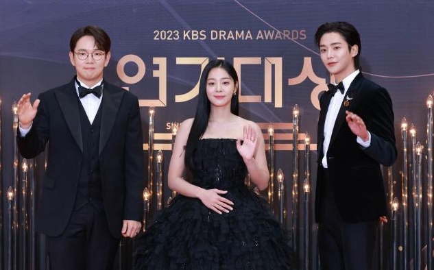 [슬라이드 포토] 2023 KBS 연기대상 레드카펫 참석한 스타들