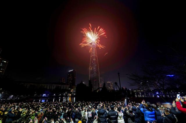 롯데월드타워가 1일 갑진년 새해를 맞아 ‘2024 신년 카운트다운’을 진행했다 사진롯데물산