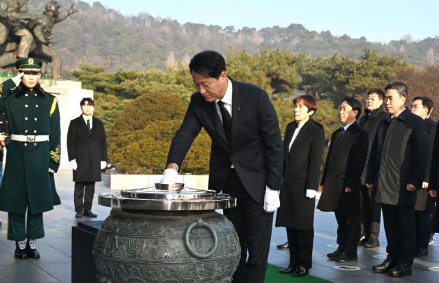 오세훈 서울시장이 1일 국립현충원에 참배하고 있다 사진서울시