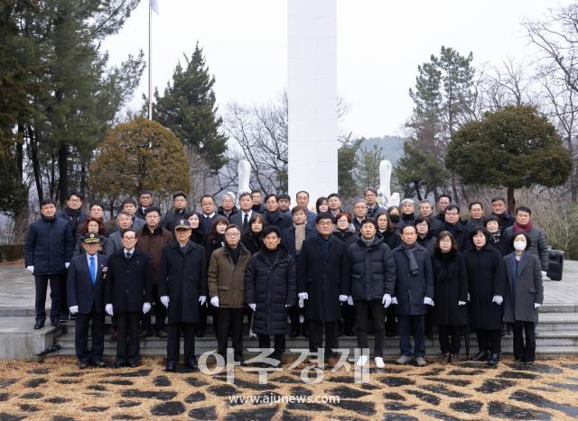 1일 갑진년甲辰年 새해 삼척시 남양동 보훈공원 충혼탑에서 박상수 삼척시장과 간부공무원 및 보훈단체장들이 참석한 가운데 충혼탑 참배를 하고 단체촬영을 하고 있다사진삼척시