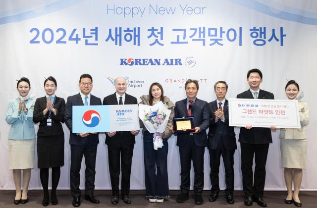 왼쪽부터 송보영 대한항공 여객사업본부장 데이빗 페이시 대한항공 기내식기판 및 라운지 부문 부사장 새해 첫 고객 이학재 인천국제공항공사 사장 유구종 인천국제공항공사 운영본부장이 기념촬영을 하는 모습 사진대한항공