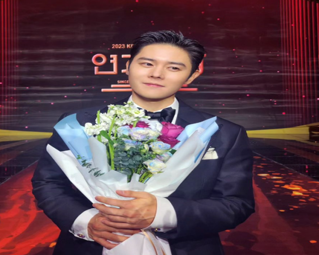 KBS 연기 대상에서 남자 최우수상과 베스트 커플상을 수상한 김동준 사진김동준 SNS