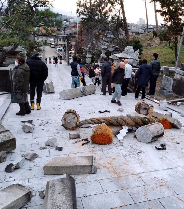 1일 일본 이시카와현 지진으로 파괴된 한 신사의 문사진교도AP연합뉴스