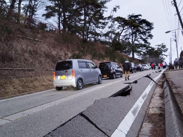 1일 이시카와현 지진 발생으로 파손된 도로사진교도로이터연합뉴스