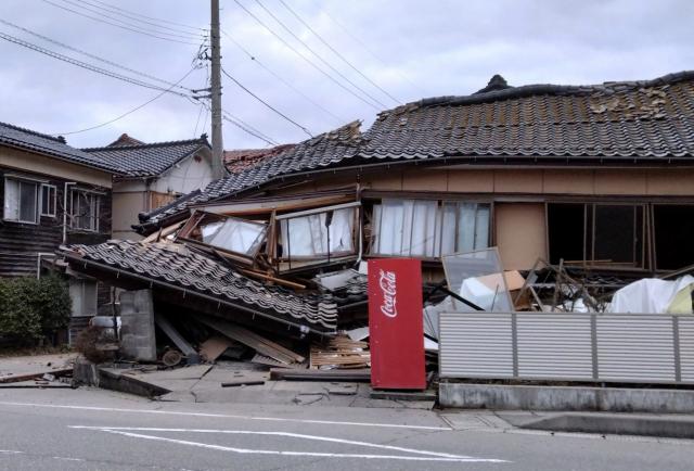 지진으로 무너진 가옥
    이시카와 교도연합뉴스 새해 첫날인 1일 일본에서 최대 규모 76의 강진이 발생했다 
    일본 기상청에 따르면 이날 오후 4시 6분께 일본 이시카와현 노토能登 반도 지역에서 규모 57의 지진이 관측된 것을 시작으로 주변 지역에서 오후 6시께까지 20여차례의 지진이 관측됐다
    특히 오후 4시 10분께 노토能登 반도 지역에서 발생한 지진은 규모가 최대 76에 달했으며 진원의 깊이는 매우 얕은 편인 것으로 추정됐다
   