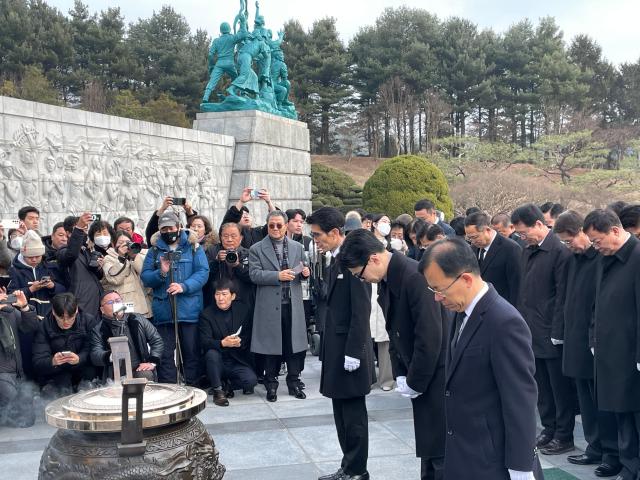 한동훈 국민의힘 비대위원장이 대전현충원에서 묵념하고 있다 사진최오현 기자