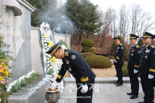 동해소방서 관계자들이 2일 오전 9시 2024년 갑진년 새해를 맞아 동해시 천곡동 현충탑에서 참배를 하고 있다사진동해소방서