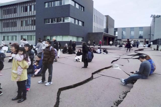 지난 1일 일본 이시카와현 노토 반도 와지마시에서 규모 76의 강진이 발생한 뒤 땅이 갈라져 있다 일본 기상청은 이날 오후 4시 10분부터 자정까지 진도 1 이상의 지진이 93회 관측됐다고 발표했다 사진연합뉴스