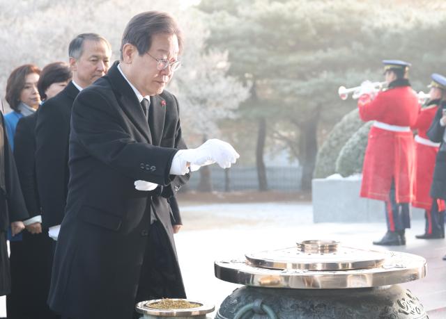 더불어민주당 이재명 대표가 1일 국립서울현충원을 참배하고 있다 사진연합뉴스