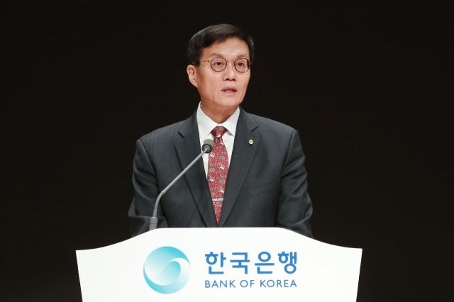 이창용 한국은행 총재가 2일 서울 중구 한국은행에서 열린 2024년 시무식에서 신년사를 발표하고 있다사진연합뉴스