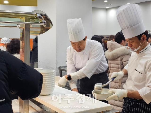 오세훈 서울시장이 시 공무원들에게 떡국을 배식하고 있다 사진권규홍 기자