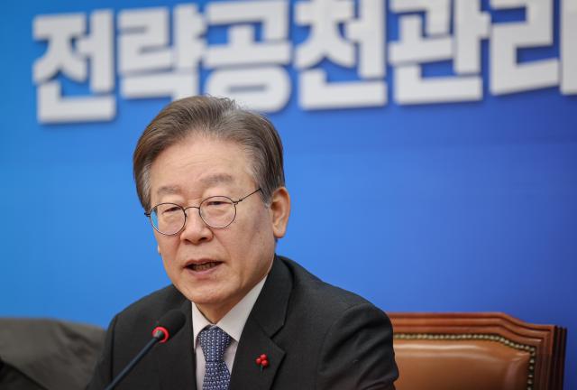 Opposition party leader Lee Jae-myung stabbed in neck during Busan visit
