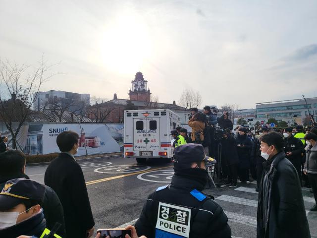 2일 부산에서 유세하다 피습당한 이재명 더불어민주당 대표가 서울대병원에 도착했다 사진박상현 수습기자 