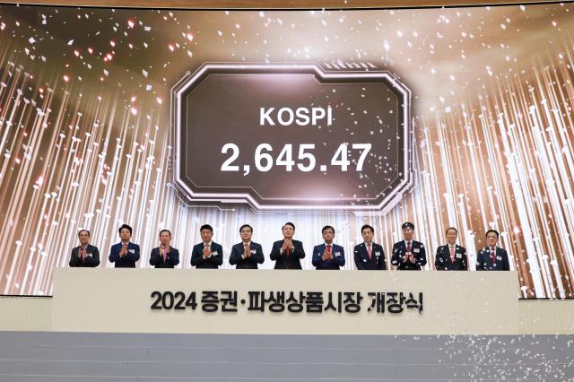 2일 서울 여의도 한국거래소에서 개최된 2024 증권·파생상품시장 개장식에서 윤석열 대통령을 비롯한 참석자들이 박수를 치고 있다 사진연합뉴스