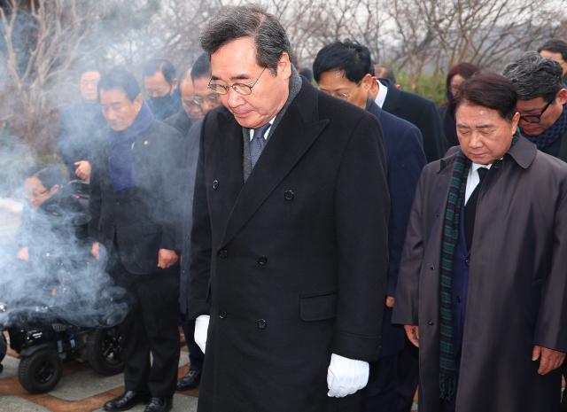 이낙연 전 대표가 2일 오전 국립서울현충원을 찾아 김대중 전 대통령 묘소 참배를 하고 있다 사진연합뉴스