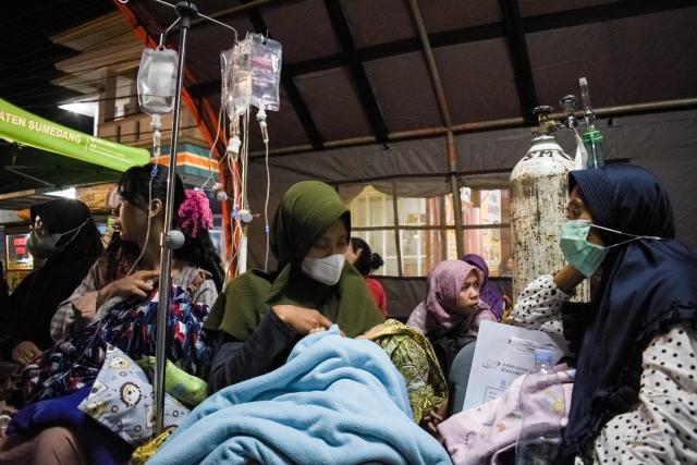 지진으로 비상 텐트에 대피한 인니 환자들
    수메당인도네시아 AFP연합뉴스 인도네시아 서자바주 수메당군에서 지진으로 종합병원 지붕과 벽이 파손돼 1일현지시간 환자들이 병원 밖에 설치된 비상 텐트에 대피해 있다 지난달 31일 수메당군에서 규모 48의 지진이 발생해 주택 248채가 파손되고 11명이 다쳤다 