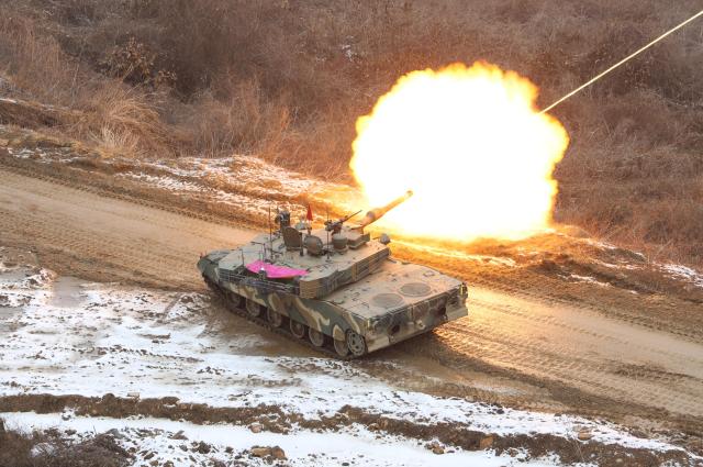 2기갑여단이 파주 무건리훈련장에서 K1A2전차 기동 및 사격훈련을 실시하고 있다사진육군