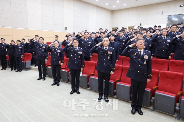 동해해경청 직원들이 시무식에서 국민의례를 진행하고 있다사진동해해경청