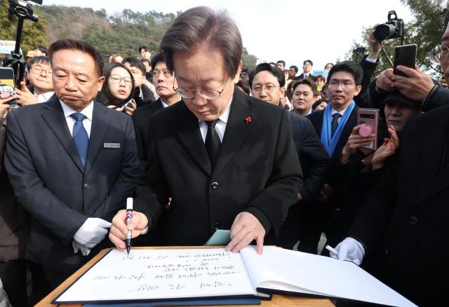  이재명 더불어민주당 대표와 당 지도부가 새해 첫날인 1일 오후 경남 김해시 진영읍 봉하마을 고故 노무현 전 대통령 묘역 참배 후 방명록을 남기고 있다 사진연합뉴스