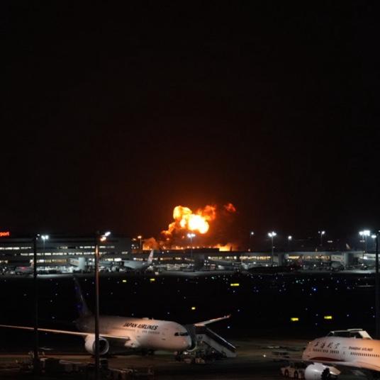 2일 저녁 일본 하네다공항 활주로에서 화재가 발생해 화염이 타오르고 있다 사진은 하네다 공항 3 터미널 전망대에서 촬영한 장면 사진연합뉴스