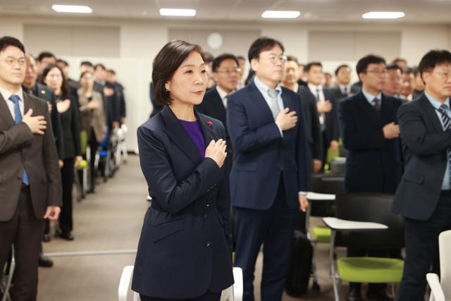 오영주 중소벤처기업부 장관이 2일 정부세종청사에서 열린 취임식에서 국민의례를 하고 있다 사진중소벤처기업부