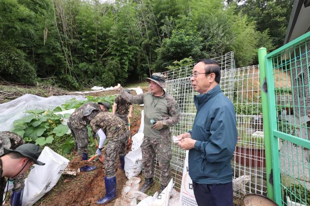 심민 임실군수오른쪽가 수해복구현장에서 활동하고 있는 육군 35사단 장병들을 격려하고 있다사진임실군