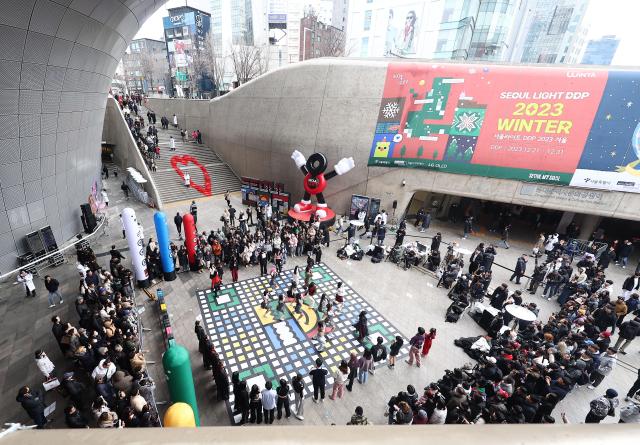 지난달 31일 오후 서울 동대문디자인플라자에서 열린 인플루언서 박람회 2023 서울콘을 찾은 시민들이 공연을 관람하고 있다 사진연합뉴스
