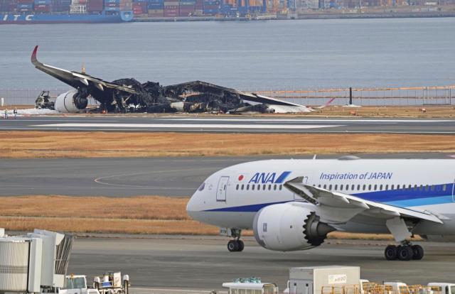 1월 3일 일본 도쿄 하네다 공항 활주로에 전소된 일본항공JAL 여객기 모습 사진AP 연합뉴스 
