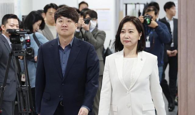 허은아 국민의힘 의원이 3일 국회에서 탈당 기자회견을 위해 걸어오고 있다 왼쪽은 개혁신당가칭을 준비 중인 이준석 전 국민의힘 대표 사진연합뉴스