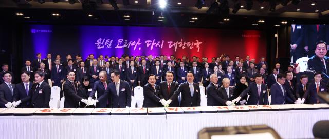 Tổng thống Hàn Quốc Yoon Suk-yeol đang cắt bánh gạo cùng các lãnh đạo doanh nghiệp và chủ tịch công ty tại Lễ mừng năm mới 2024 của giới tài chính được tổ chức tại Seoul vào ngày 212024 ẢnhYonhap News