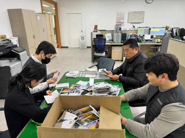 경북문화관광공사 직원들이 발송될 엽서를 분류하고 있다 사진경상북도문화관광공사