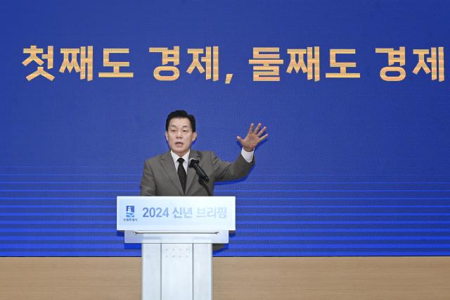 이재준 수원시장이 브리핑을 하고 있다 사진수원시