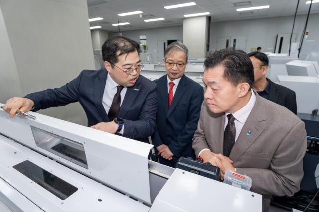 이재준 수원특례시장이 기업 시설을 둘러보고 있다 사진수원시