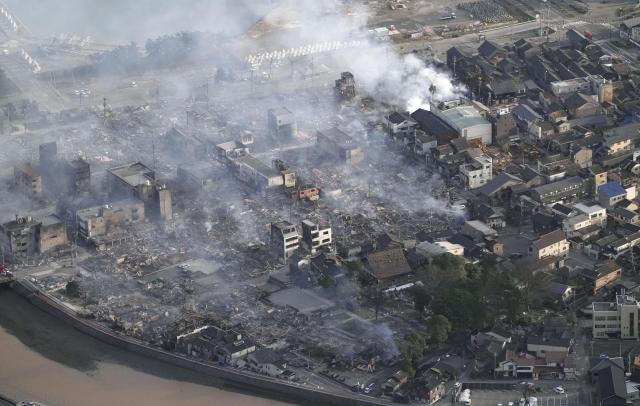 사진은 지난 2일 지진이 일어난 이시카와현 이와지마시의 모습 화재로 곳곳에서 연기가 올라오고 있다 사진연합뉴스