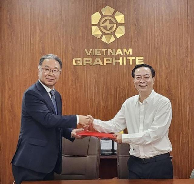 CEO DA Technology ông Lee Sang-hwa trái và Chủ tịch VGG ông Nguyễn Đức Lượng ẢnhDA Technology