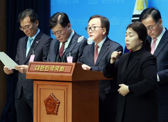 노조법 개정안 폐기 촉구
    서울연합뉴스 한종찬 기자  이동근 한국경영자총협회 부회장 등 경제6단체 부회장단이 4일 오후 국회 소통관에서 노조법 개정안 폐기 촉구 공동성명을 발표하고 있다 2023124
    sabaynacokr2023-12-04 144610
저작권자 ⓒ 1980-2023 ㈜연합뉴스 무단 전재 재배포 금지저작권자 ⓒ 1980-2023 ㈜연합뉴스 무단 전재 재배포 금지