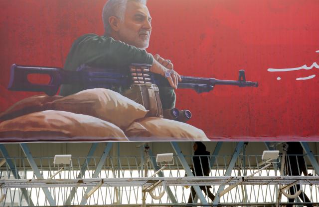 지난 2일현지시간 이란 혁명수비대 쿠드스군 가셈 솔레이마니 사령관 그림이 이란 테헤란 시내에 걸려 있다 3일은 솔레이마니 사망일이다 사진연합뉴스