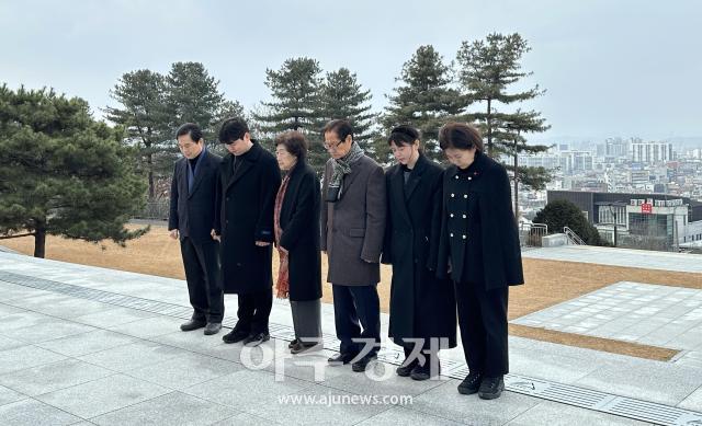 이앵규 대구 중·남구 국회의원 예비후보는 남구 대명동 앞산 충혼탑을 가족과 함께 참배하면서 올해 첫 공식 일정을 시작했다 사진이앵규 예비후보