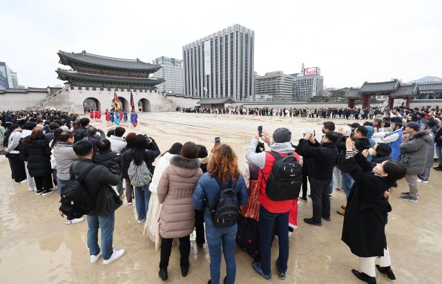 서울 경복궁이 시민 및 관광객들로 붐비고 있다 사진연합뉴스