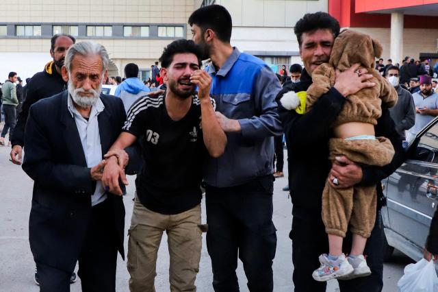 3일현지시간 이란 수도 테헤란에서 남동쪽으로 820㎞가량 떨어진 케르만시의 한 병원 마당에 폭발 피해자의 가족들이 모여 있다사진AP 연합뉴스