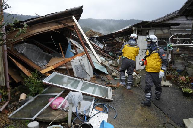 지난 1일 규모 76의 강진 피해를 당한 일본 이시카와현 와지마시 몬젠마치門前町에서 3일 구조반원들이 실종자를 수색하고 있다 사진연합뉴스