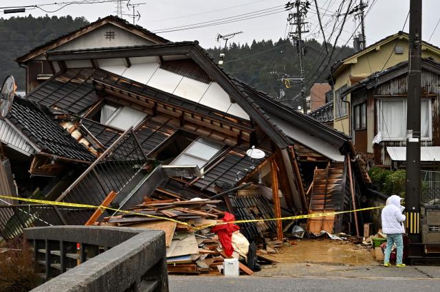 1일 일본 이시카와현에서 발생한 규모 76 강진으로 무너진 주택사진AFP연합뉴스