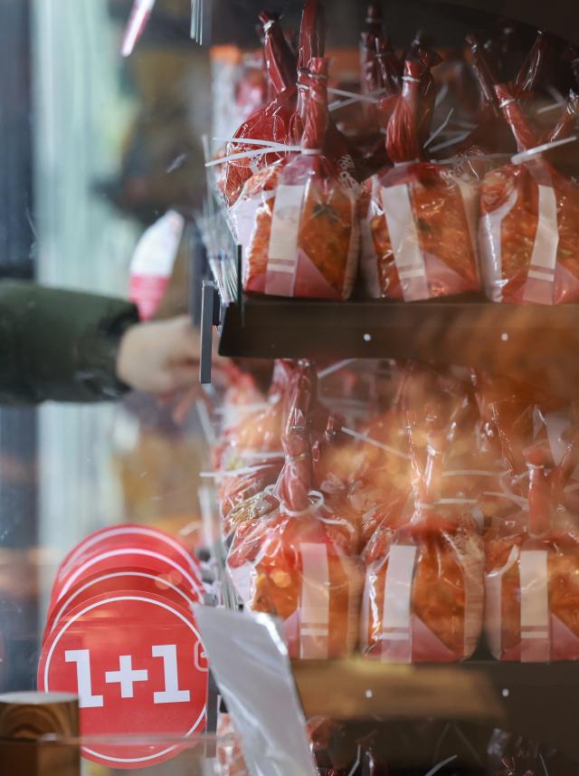 서울의 한 대형마트 식품 매장에 김치 제품들이 진열돼 있다사진연합뉴스