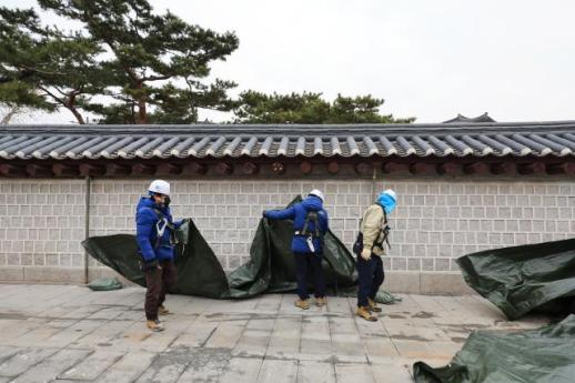 S. Korea partially restores vandalized Seoul palace walls using laser and chemicals
