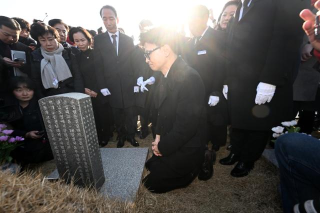 한동훈 국민의힘 비상대책위원장이 4일 오전 광주 북구 국립5·18민주묘지에서 윤상원ㆍ박기순 묘를 참배하고 있다 사진연합뉴스