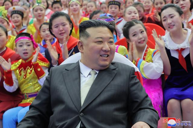 김정은 북한 국무위원장이 새해 첫날인 지난 1일 만경대학생소년궁전에서 진행된 2024년 설맞이 공연을 관람했다고 조선중앙통신이 2일 보도했다 사진연합뉴스 