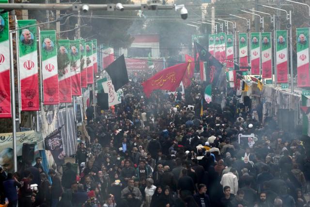 4일현지시간 이란 수도 테헤란에서 남동쪽으로 820㎞가량 떨어진 케르만시에서 사람들이 가셈 솔레이마니 혁명수비대 쿠드스군 전 사령관의 무덤을 향해 걸어가고 있다 사진AP 연합뉴스
