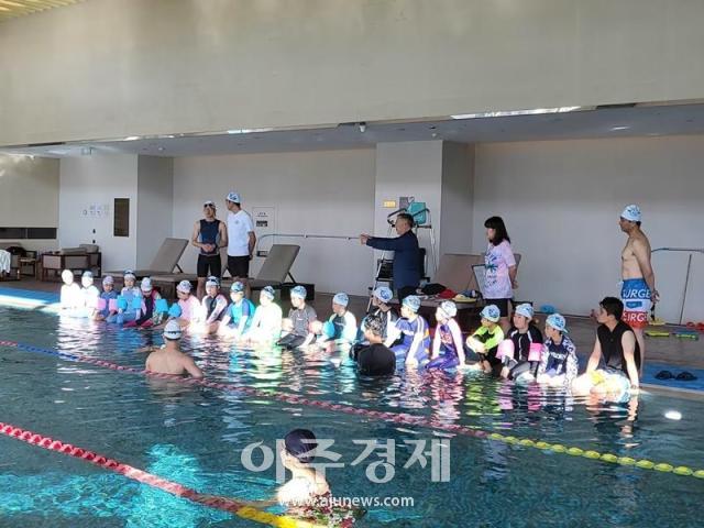 중국 옌타이한국국제학교 초등학교 4학년 생존 수영 교육 현장사진옌타이한국국제학교